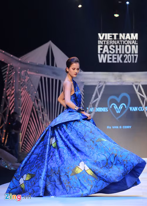 Ở một vài khoảnh khắc, cô vừa lấy tay nâng váy, vừa phải xoay người để không bị vấp. Trong những tràng pháo tay cổ vũ của khán giả, người mẫu Hương Ly cuối cùng cũng hoàn thành phần trình diễn suôn sẻ.