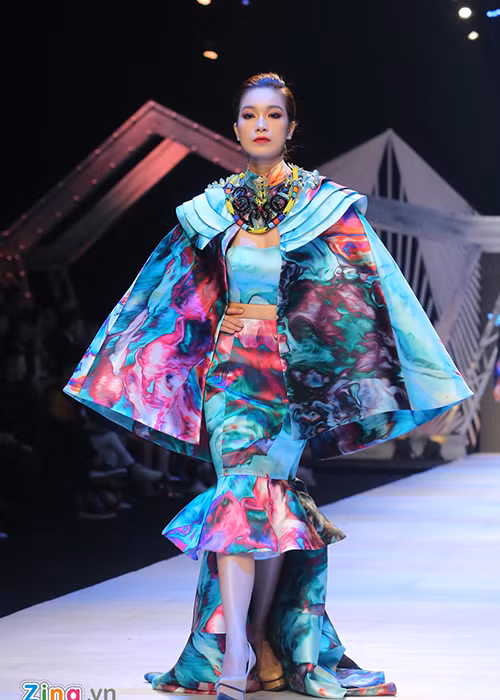 Phom dáng xếp tầng, bèo nhún là nét đặc trưng trong thiết kế của thầy trò Cory Trần. Một số bộ cánh lạm dụng chi tiết này nên không tránh khỏi lỗi sến và rườm rà.