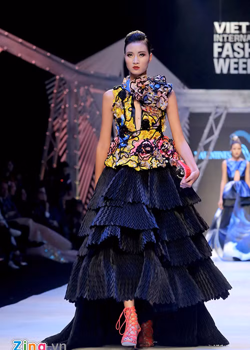 Một số mẫu thiết kế được nhấn nhá, trang trí với đá cườm, lông vũ và đặc biệt là những khối san hộ thật từ lòng đại dương.