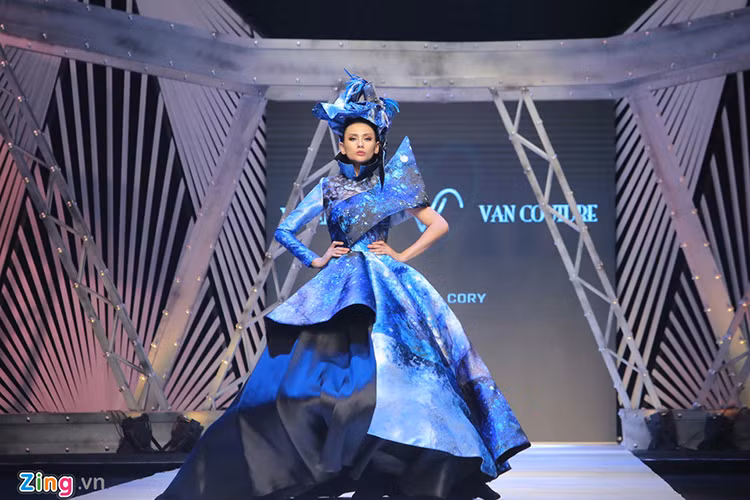 Võ Hoàng Yến đảm nhận vai trò vedette, bước ra sân khấu trong bộ đầm cũng được làm rất cầu kỳ. Tương tự Hương Ly, cô gặp khó khi di chuyển. Tuy nhiên, với kinh nghiệm lâu năm, Hoàng Yến có cách xử lý khéo léo hơn.