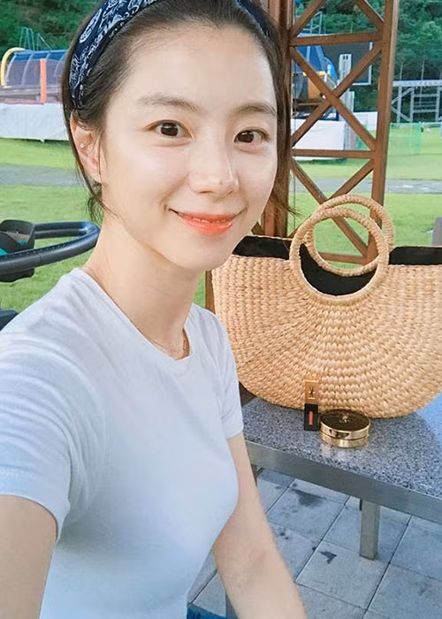 Hình ảnh vợ Bae Yong Joon tươi tắn trong lần mang bầu thứ 2 nhận được sự chú ý của người hâm mộ.