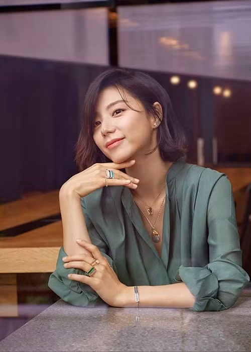 Trải qua thời kỳ ốm nghén, nữ diễn viên sinh năm 1985 đã quay trở lại tham gia một số sự kiện của thương hiệu mà cô làm đại diện.