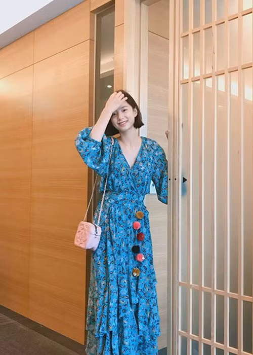 Ở giai đoạn đầu bầu bí, bà xã của Bae Yong Joon vẫn giữ được vẻ xinh đẹp, rạng ngời khiến nhiều người ghen tỵ.