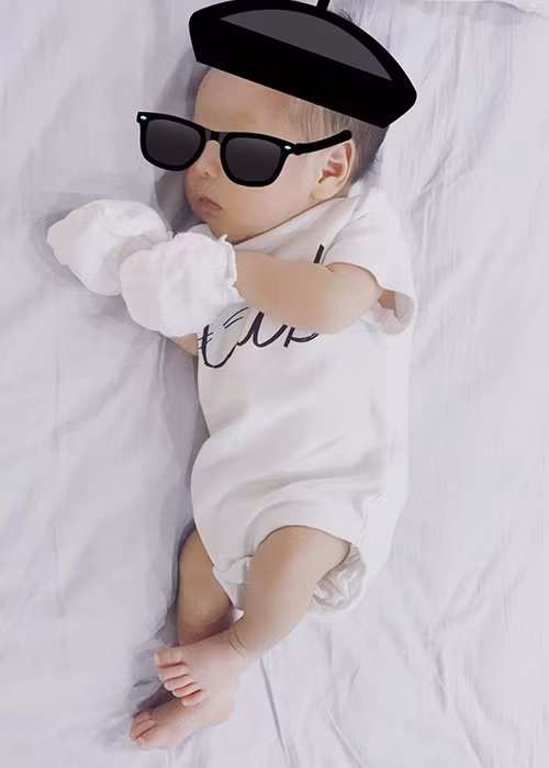 Đi kèm những khoảnh khắc đáng yêu của con trai, Kiều Anh viết loạt chú thích đầy hài hước về bé cùng cuộc sống làm "mẹ bỉm sữa" của mình.