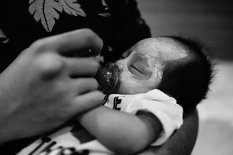 Nữ ca sĩ chia sẻ hình ảnh con trai phải bôi hồ nước do bị rôm nhẹ lúc hơn 2 tuần tuổi. “Trông em có giống thổ dân không”, Kiều Anh hài hước viết về bé Soup.