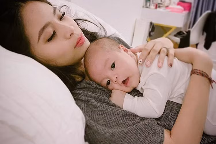 Quý tử nhà ca nương Kiều Anh hiện đã được hơn 1 tháng tuổi. Cậu nhóc được khen ngày càng kháu khỉnh.