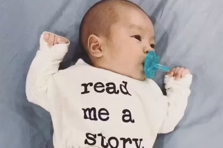 Ngắm con trai, Kiều Anh bày tỏ vô cùng hạnh phúc. “Chàng trai bé nhỏ của mẹ, có con xuất hiện, nhà mình rộn ràng hẳn lên đó”, cô chia sẻ.