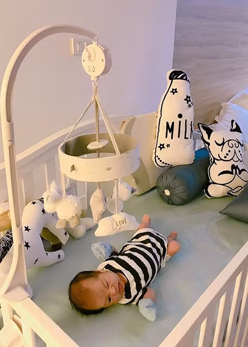 Bé Soup nằm trong cũi lúc được khoảng 3 tuần tuổi. Theo lời Kiều Anh, cô vẫn để con trai ngủ chung vì muốn ôm con hơn.