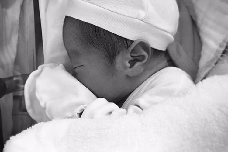 Kiều Anh tiết lộ con trai đầu lòng khi vừa chào đời được 1 tiếng che mặt y như 9 tháng ròng trong bụng mẹ, làm vợ chồng cô đi siêu âm nhiều lần vẫn không biết mặt con như thế nào.