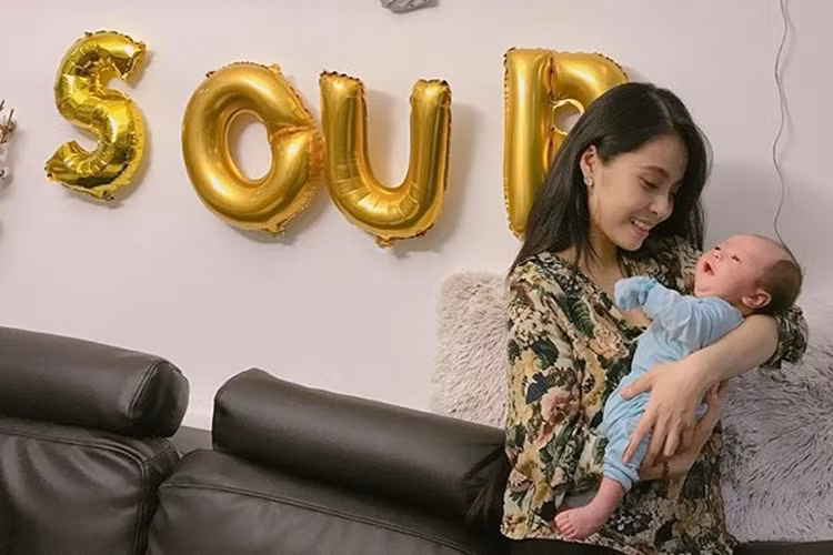 Gần đây, trên trang cá nhân Instagram, ca nương Kiều Anh thường xuyên khoe hình ảnh cậu con trai đầu lòng của mình.