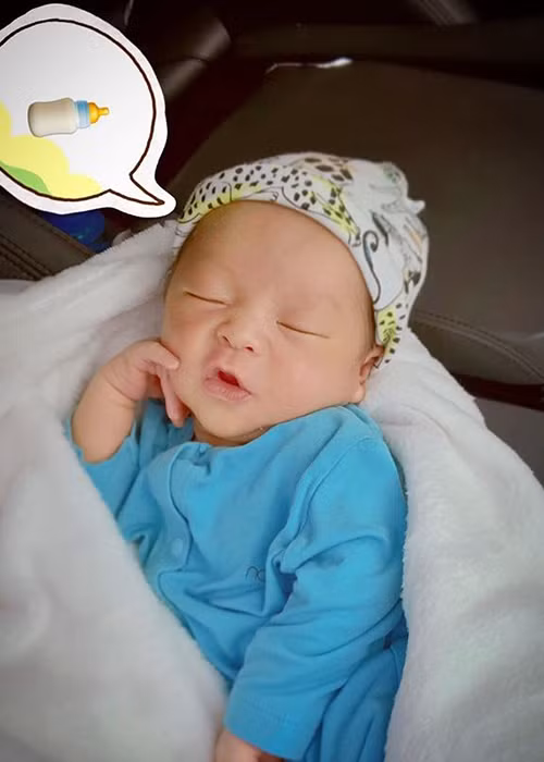 Chia sẻ hình ảnh con trai được 19 ngày tuổi, Kiều Anh viết: “Anh chỉ yêu và mơ về thức ăn của anh thôi nhé, anh không yêu em. Để yên cho anh ngủ”.