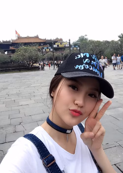 Ở đời thường, tân Hoa hậu Hoàn cầu Khánh Ngân chọn kiểu trang điểm nhẹ nhàng và diện trang phục đơn giản.