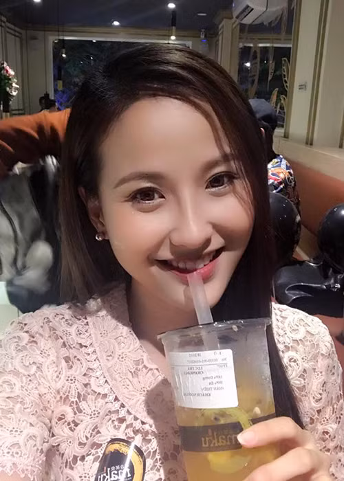 Giống bạn bè cùng trang lứa, người đẹp sinh năm 1994 là cô gái rất mê trà sữa.