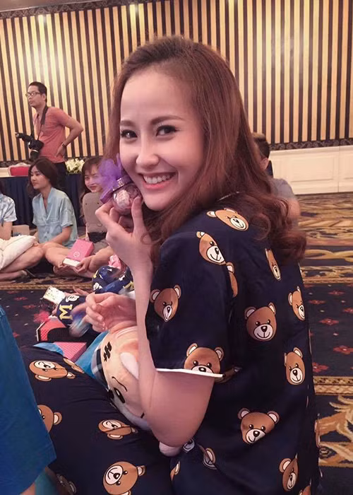 Mặc trang phục pijama, Khánh Ngân vẫn vô cùng xinh đẹp với nụ cười rạng rỡ luôn thường trực trên môi.