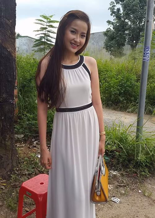 Năm 2014, Khánh Ngân từng tham gia cuộc thi Hoa hậu Việt Nam. Dù gây ấn tượng nhưng cô buộc phải dừng chân ở top 40 tại cuộc thi này.