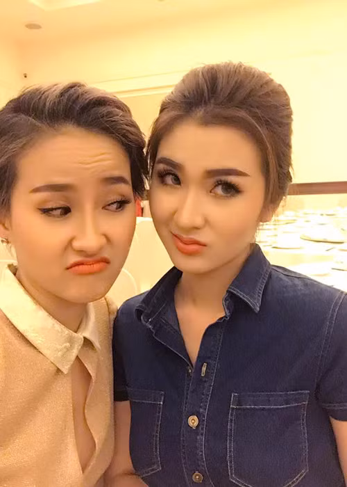 Khánh Ngân biểu cảm khó đỡ bên Ngọc Loan. Hai người đẹp thân thiết sau khi thuộc team Phạm Hương tại The Face 2016.