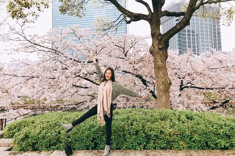 Ngoài đời, người đẹp sinh năm 1994 là một cô gái rất nhí nhảnh, đáng yêu và thích đi du lịch.