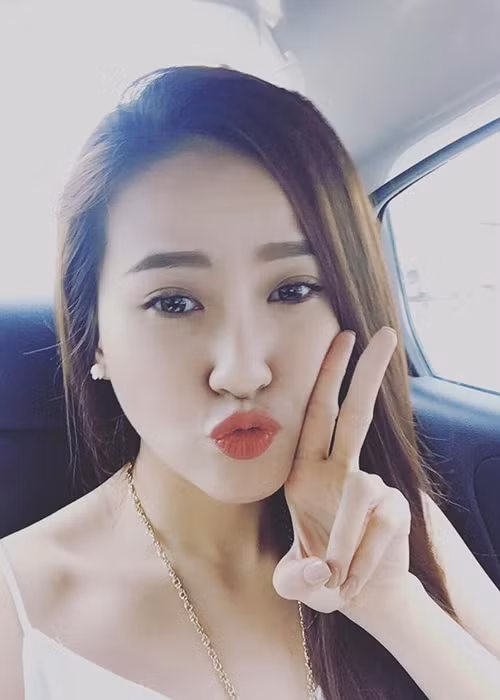 Chu môi là thói quen đáng yêu của tân Hoa hậu Hoàn cầu khi chụp ảnh tự sướng.