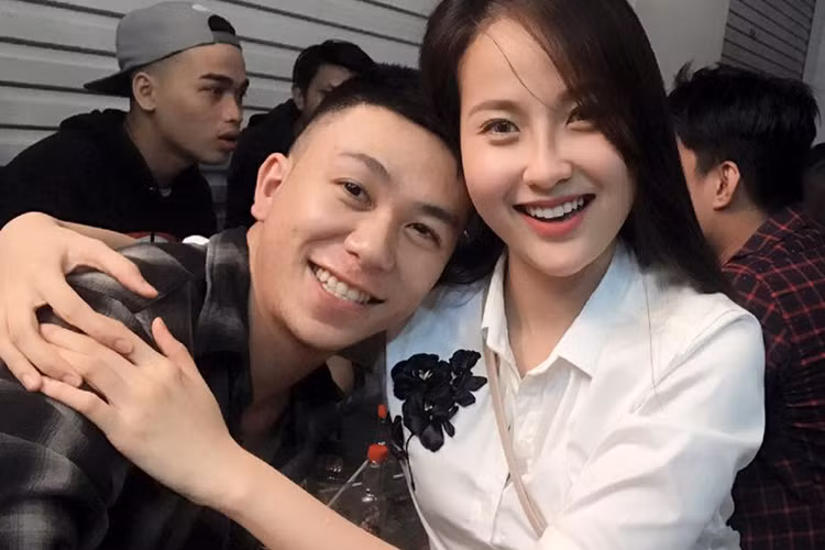 Với nụ cười tỏa nắng, Khánh Ngân dễ dàng ghi điểm với người đối diện.