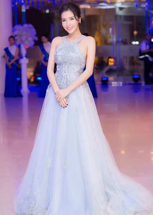 Ngoài yếu tố ngoại hình, khả năng giao tiếp và vốn ngoại ngữ, người đẹp đến từ Nha Trang còn có kinh nghiệm thi nhan sắc.