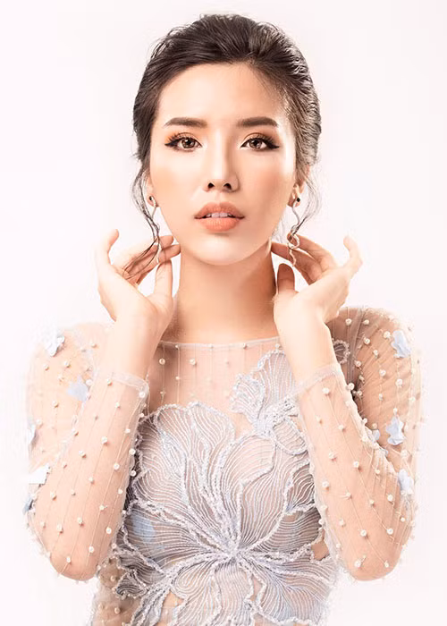 Khánh Phương còn rèn luyện kỹ năng catwalk, diễn xuất, thanh nhạc và vũ đạo với mong muốn hướng tới hình ảnh người đẹp tài năng.