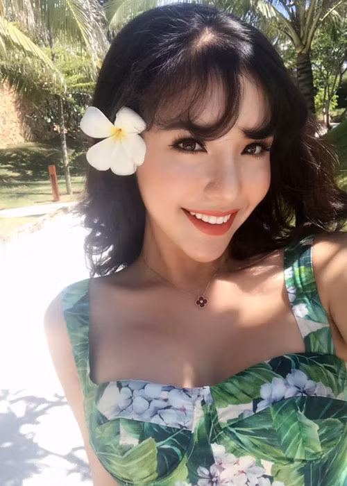 Khánh Phương khá kín tiếng sau khi đoạt ngôi vị Á hậu 2 cuộc thi Hoa hậu Biển Việt Nam vào tháng 5/2016.