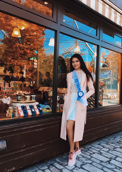 Theo Missosology, trong hơn hai tuần qua, đại diện Việt Nam luôn tích cực tham gia các hoạt động. Cô có nụ cười toả nắng và ăn ảnh.