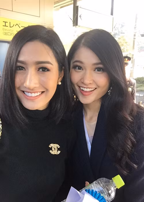 Trước đó, tối ngày 8/11 là sinh nhật Hoa hậu Thái Lan, Thùy Dung dành tặng món quà bất ngờ. Đó là bộ đồ đôi dễ thương cùng tên gọi “Queen”. Người đẹp Thái Lan vô cùng thích thú và quyết định mặc đồ đôi cùng Thùy Dung để chụp hình kỷ niệm và livestreeam với khán giả Việt Nam.