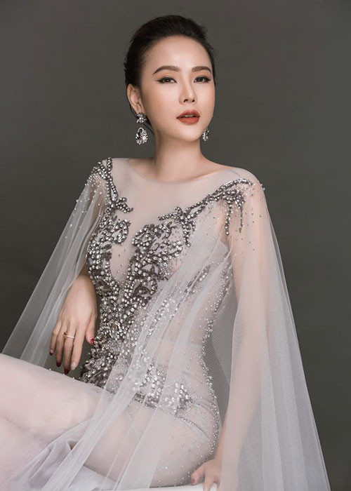 Sắp tới Dương Yến Ngọc thi Hoa hậu Quý bà Hòa bình Thế giới 2017. Cô sinh năm 1979 tại Hải Phòng. Người đẹp từng là một chiến sĩ công an. Ảnh: FBNV