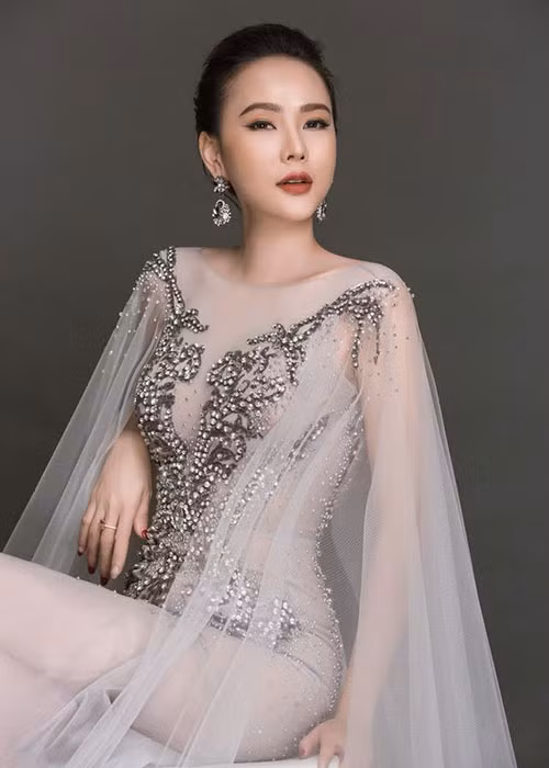 Sắp tới Dương Yến Ngọc thi Hoa hậu Quý bà Hòa bình Thế giới 2017. Cô sinh năm 1979 tại Hải Phòng. Người đẹp từng là một chiến sĩ công an. Ảnh: FBNV