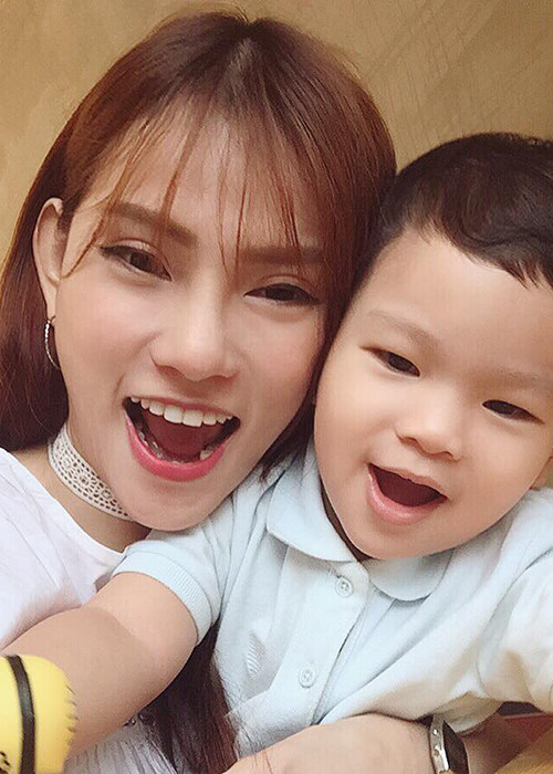 Trước khi công khai, Thu Thủy chỉ chia sẻ hình ảnh giấu mặt của con trai với công chúng.