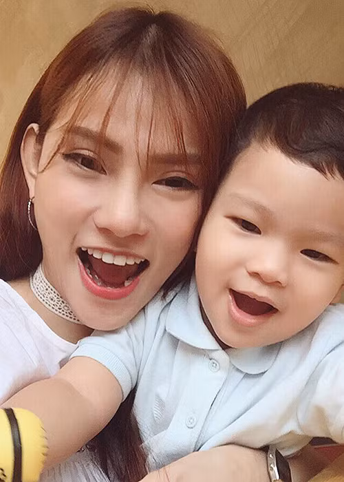 Trước khi công khai, Thu Thủy chỉ chia sẻ hình ảnh giấu mặt của con trai với công chúng.