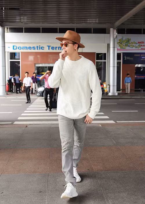 Cũng xuất hiện tại sân bay Cam Rang, ca sĩ khách mời của bán kết Hoa hậu Hoàn vũ Việt Nam 2017 S.T trẻ trung, khỏe khoắn trong trang phục áo thun trắng đơn giản.