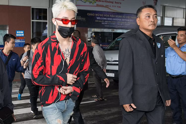 Theo tiết lộ từ ban tổ chức, tiết mục của Sơn Tùng M-TP sẽ mở màn bán kết cuộc thi Hoa hậu Hoàn vũ Việt Nam 2017 vào tối nay (ngày 4/11).