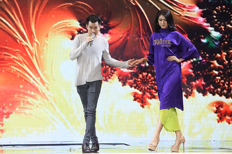 Hồ Trung Dũng miệt mài tập luyện cho tiết mục trong đêm bán kết với vai trò ca sĩ khách mời.