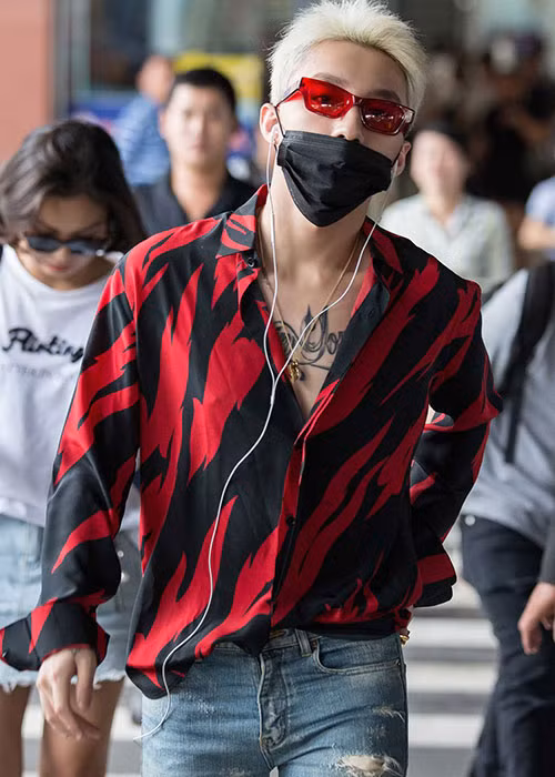 Nam ca sĩ gốc Thái Bình nhanh chóng nhận được sự chú ý của những người xung quanh với concept đồ hàng hiệu.