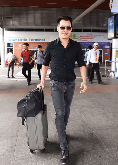 Vẫn phong cách thanh lịch như mọi ngày, Hồ Trung Dũng chọn áo sơ mi đen, quần jeans.