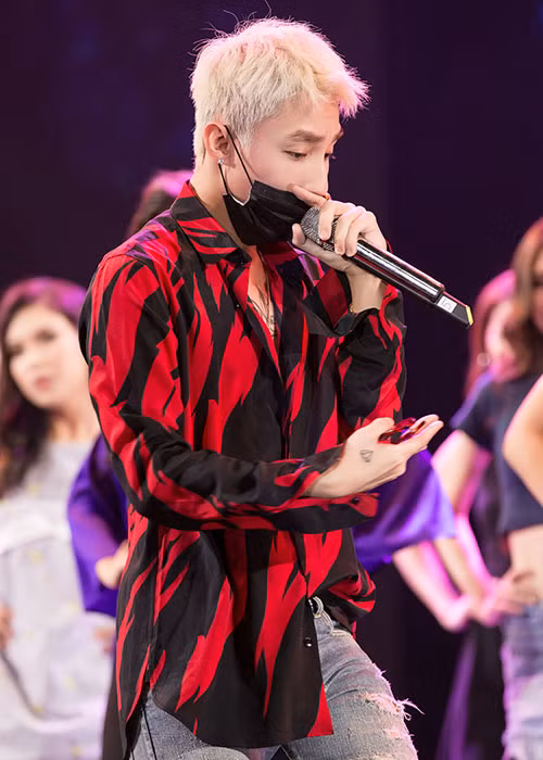 Tiết mục mở màn của Sơn Tùng M-TP được nhiều khán giả kỳ vọng và là điểm nhấn của cả chương trình.