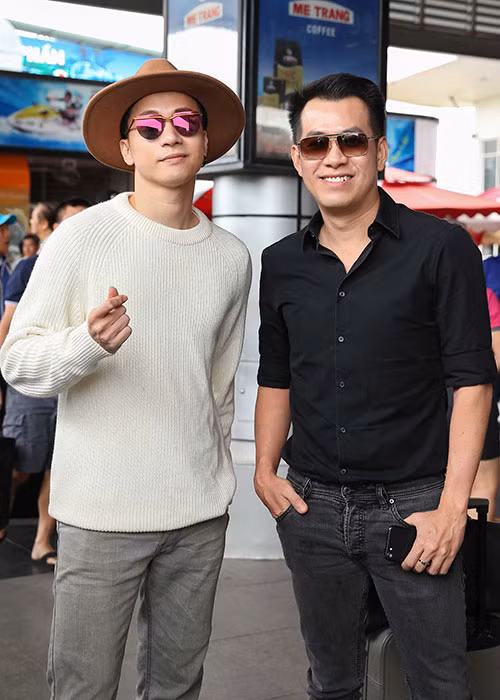 Có mặt để tổng duyệt bán kết cuộc thi cùng lúc với S.T là ca sĩ Hồ Trung Dũng.