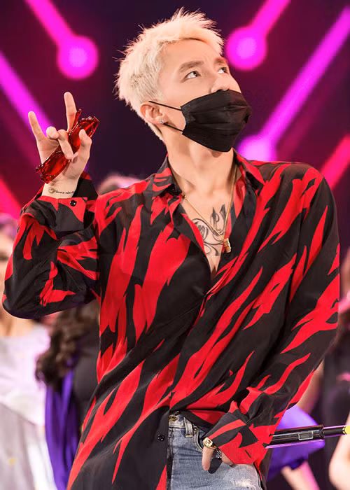 Sơn Tùng M-TP vừa biểu diễn ở Sóc Trăng nên khá mệt mỏi do thiếu ngủ. Vì lý do sức khỏe, anh xin phép ban tổ chức được đeo khẩu trang tổng duyệt.