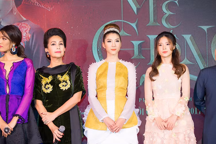 Ngọc Quyên tươi tắn bên Lan Khuê, "nữ hoàng ảnh lịch" Diễm My và Midu trong buổi ra mắt phim.