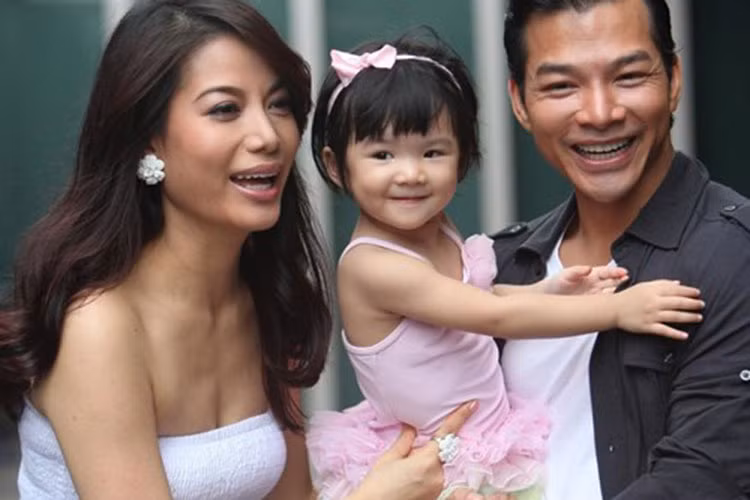 Cuối năm 2013, tin đồn về sự rạn nứt của Trương Ngọc Ánh và Trần Bảo Sơn bắt đầu rộ lên nhưng cả hai đều khéo léo phủ nhận tin đồn. Thế nhưng, tháng 4/2014, cặp đôi chính thức ly hôn sau khi không tìm được tiếng nói chung trong hôn nhân. Ảnh: Gia đình Việt Nam