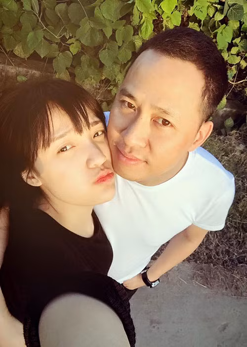 Tháng 12/2016, chuyện tình cảm giữa nữ ca sĩ Nhật Thủy và bạn trai hơn cô đến tận 14 tuổi được công khai.