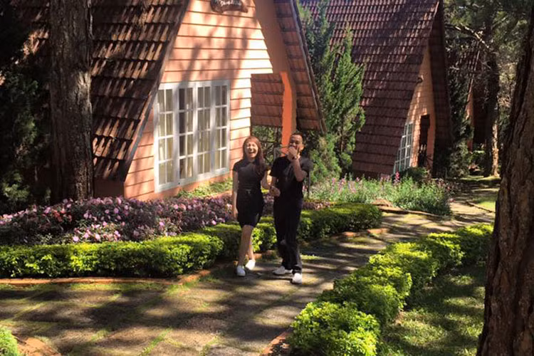 Trong bài phỏng vấn với Zing về chuyện tình cảm, Nhật Thủy khen nửa kia của mình là người đàn ông chững chạc. Cô không ngại tiết lộ bạn trai từng qua một lần đò.