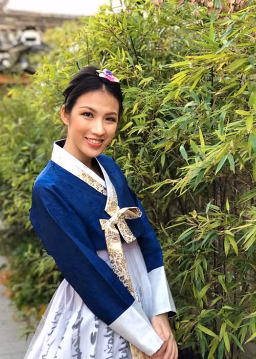 Nụ cười tỏa nắng và đôi mắt thể hiện sự thông minh là hai trong số những điểm thu hút của Tuyết Trang. Ảnh: FBNV