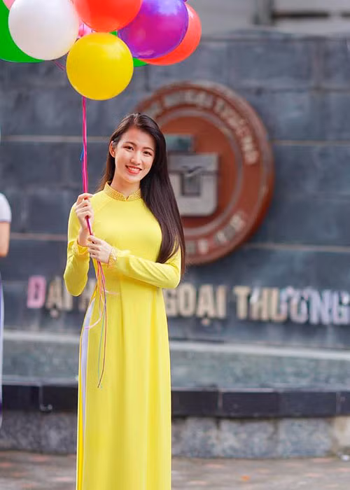 Tuyết Trang sinh năm 1994 tại Thái Bình. Cô cao 1m71, nặng 50 kg và sở hữu số đo ba vòng: 80-63-89. Ảnh: FBNV