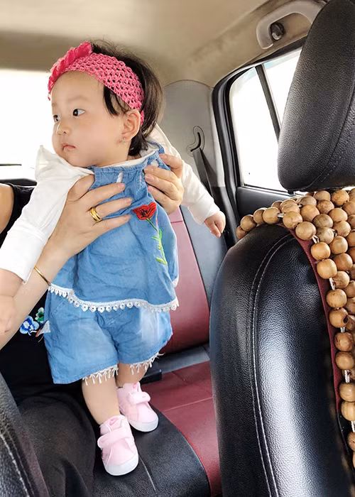 Thu Hương khoe ảnh cô con gái thứ hai. “Búp bê của mẹ hôm nay tròn 8 tháng, ngày sinh nhật 8 tháng mà em phải đi tiêm đây các mẹ ạ. Em yêu lớn nhanh để đi đâu cả nhà mình cùng đi con nhé. Mẹ yêu em lắm”, bà xã của Tuấn Hưng còn viết.