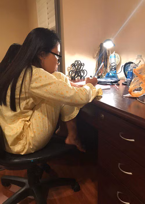 Đang lưu diễn ở Mỹ, Phương Mỹ Chi vẫn không quên nhiệm vụ học tập. Cô nhóc làm bài đến tận khuya.