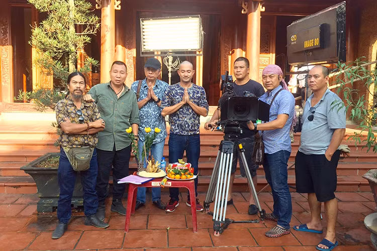 Đoàn làm phim “Chôn nhời 5” của đạo diễn Phạm Đông Hồng vừa khai máy.