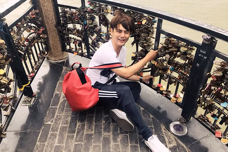 Ưng Đại Vệ chú thích hài hước cho khoảnh khắc khó đỡ của mình: “Là ai đã bẻ và lấy luôn cái ổ khóa tình yêu của em nó mất rồi, trả lại ngay”.